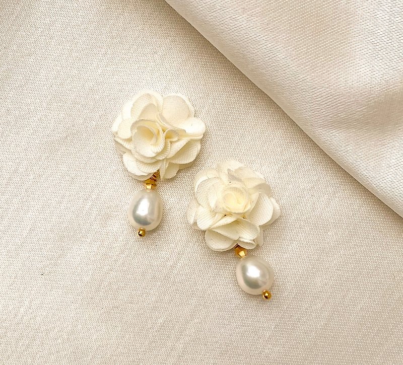 RURI | White Hope Flower freshwater pearl earrings Clip-On