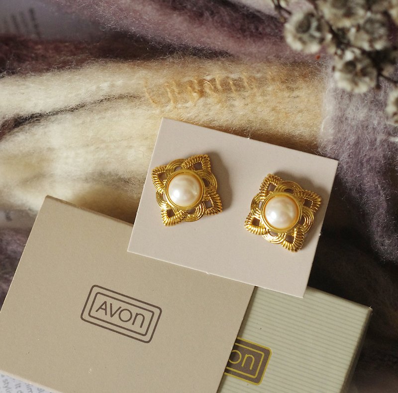 Antique Gold Carved Pearl Imitation Pearl Diamond Pin Earrings AVON 1987 P297 - ต่างหู - โลหะ สีทอง