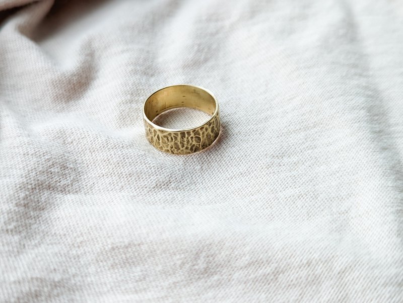 ||木織金||鍛敲水波紋黃銅戒 - 戒指 - 銅/黃銅 金色