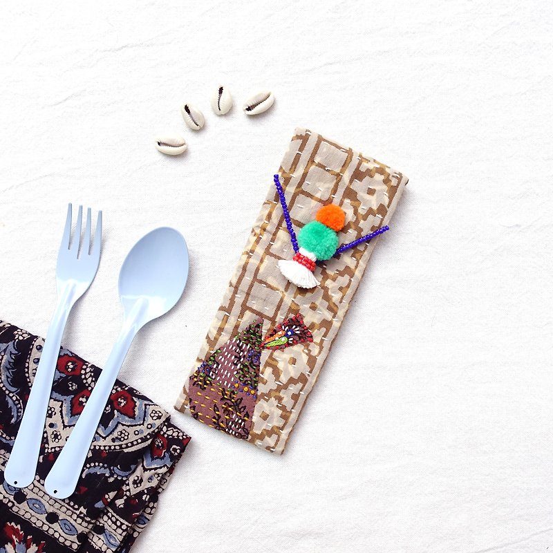 DUNIA world manufacture / Kantha Dreams / hand-stitched embroidery cutlery set - hand stitched embroidery cutlery set #khaki - ช้อนส้อม - ผ้าฝ้าย/ผ้าลินิน สีกากี