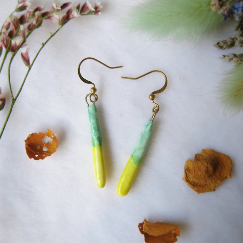 [Gift box packaging] Lemon yellow and green straight column hand-made white porcelain earrings