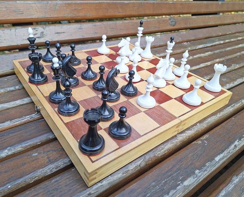 Plastic chess pieces with red felt Soviet chess set with wooden chessboard 1974 - 桌遊/卡 Game - 其他材質 