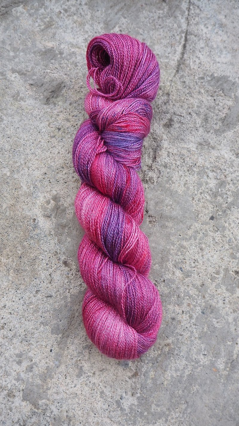 手染蕾絲線。紫水晶 (美麗諾+真絲) - 編織/羊毛氈/布藝 - 絲．絹 