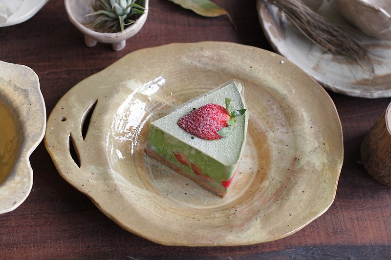 Handmade ceramic Hualien Stone medium-deep plate/dessert plate/storage plate 7 (slightly cracked) - จานและถาด - ดินเผา สีเหลือง