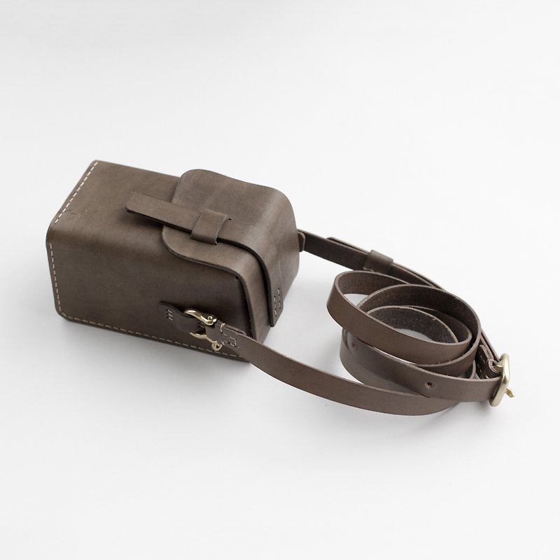 Handmade vegetable-tanned cowhide leather - Small camera case / camera bag with straps - Stylized original design - Camera Bags & Camera Cases - Genuine Leather 