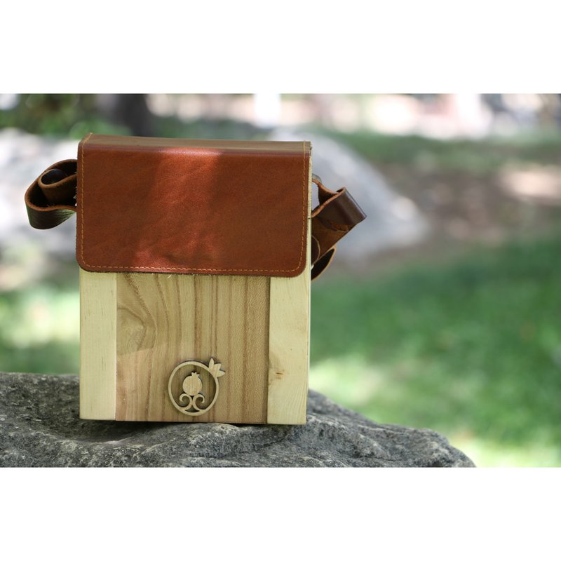 Handmade wooden bag.russian and almand wood and cow leather.has a pomegranate la - กระเป๋าถือ - ไม้ 