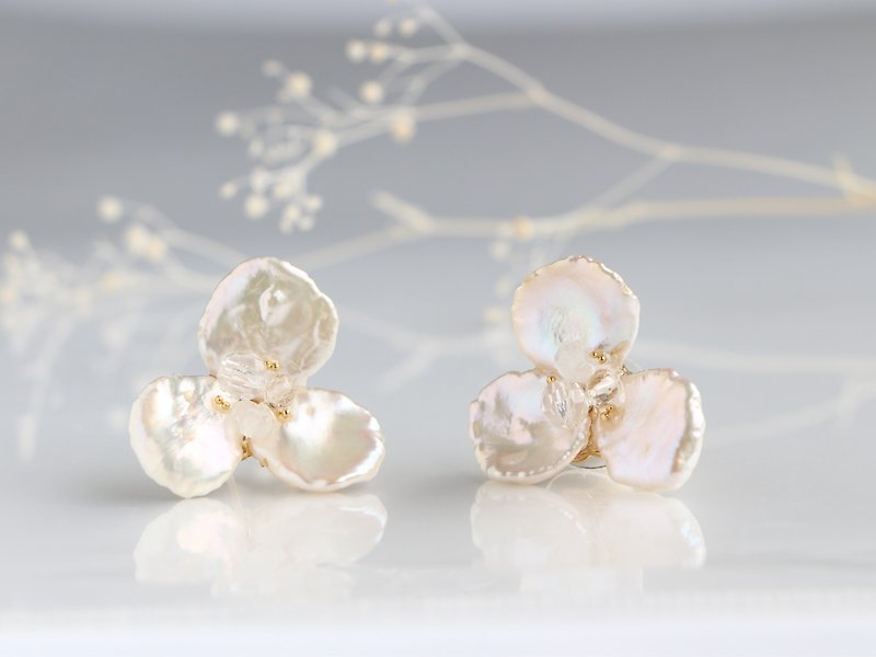 14kgf-Keshi pearl & moon stone luxe flower pierced earrings - ピアス・イヤリング - 宝石 ホワイト