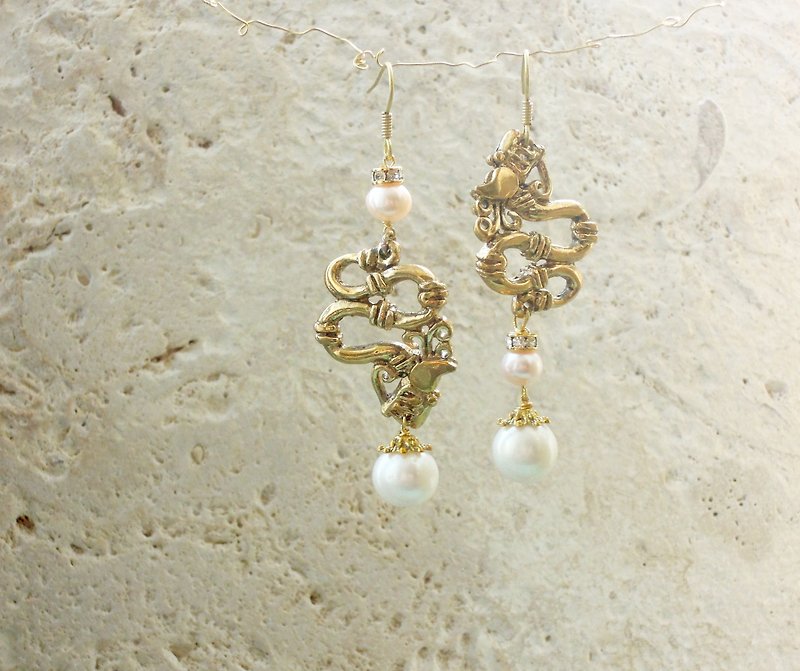 Antique gold vine pearl earrings - ต่างหู - วัสดุอื่นๆ 