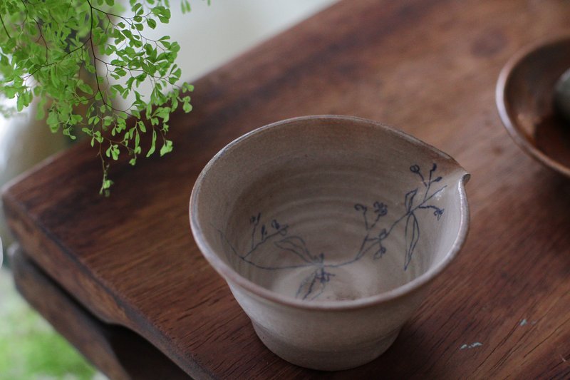 手拉坏手繪花草紋白色陶瓷小茶海/奶盅 - 茶壺/茶杯/茶具 - 陶 白色