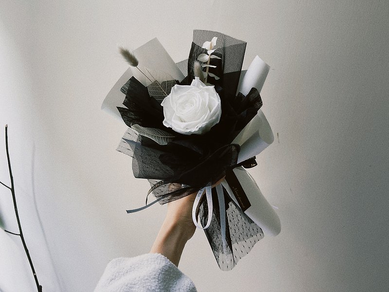 バレンタインデー ブーケ 黒と白 不滅のホワイトバラと一輪のバラを不死化 - ドライフラワー・ブーケ - 寄せ植え・花 ホワイト