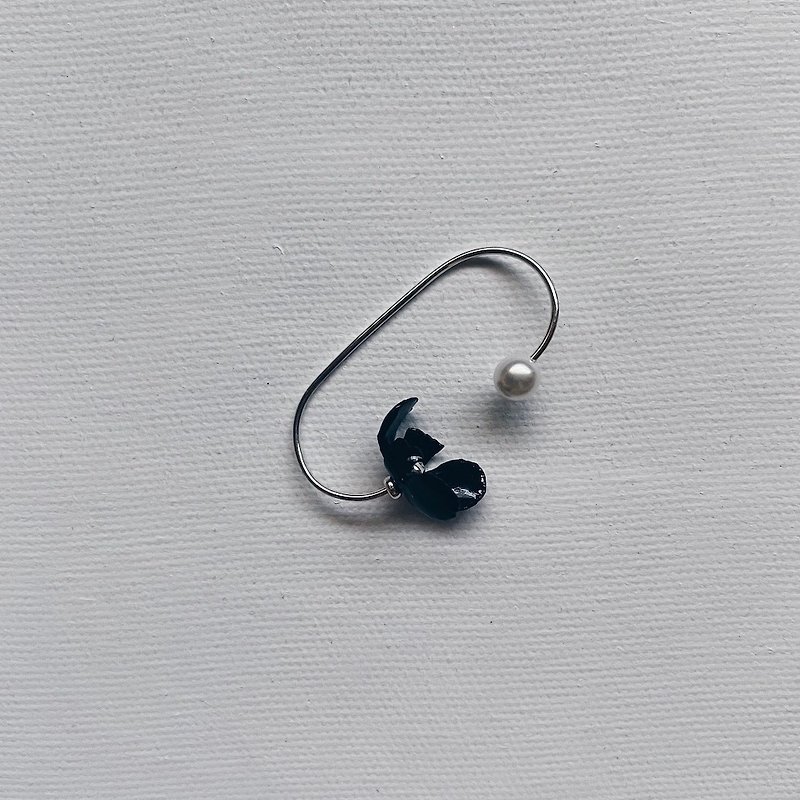 Flower Pearl Earrings-Black/White - ต่างหู - โลหะ สีดำ