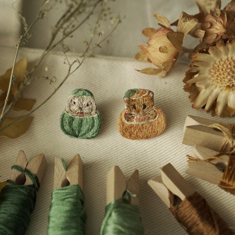 手工刺繡 \ 別針 \ 西瓜兔 橘子鼠 - 胸針 - 棉．麻 橘色