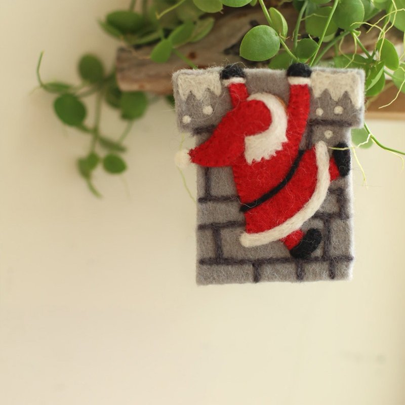 Christmas Gift Box Wool Out On Sheep Mountain Wool Felt Pin Wall Climbing Santa Claus - เข็มกลัด/พิน - ขนแกะ สีแดง