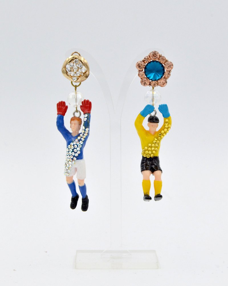 TIMBEE LO Football Goalie Crystal Earrings Blue Yellow World Cup Mandatory - ต่างหู - วัสดุอื่นๆ หลากหลายสี