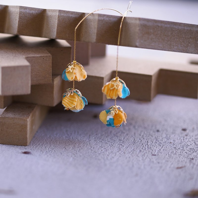 Maci | Blue Yellow Flower Japan Chintz Gold Plated Chain Knot Earrings - ต่างหู - วัสดุอื่นๆ หลากหลายสี