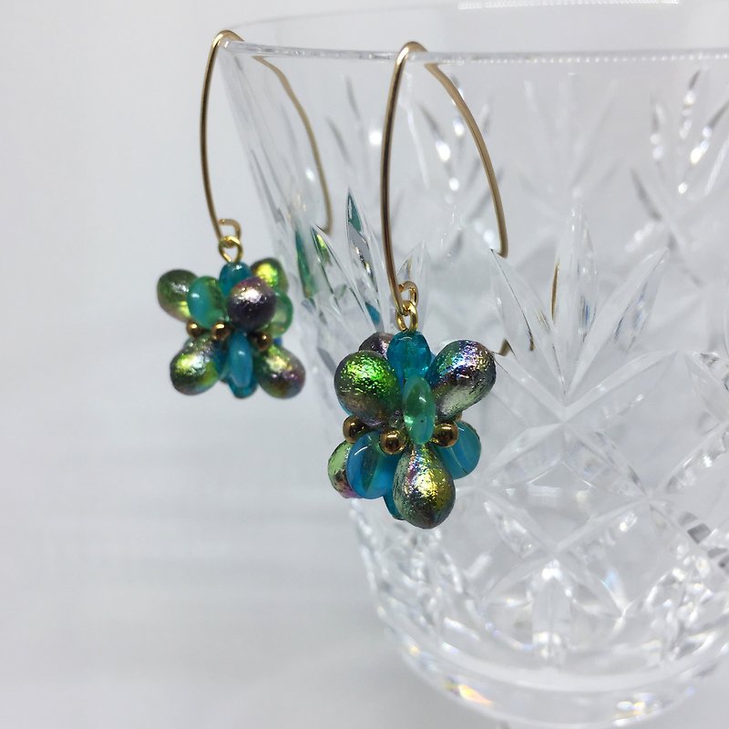 Glittering flower earrings--green - ต่างหู - วัสดุอื่นๆ 