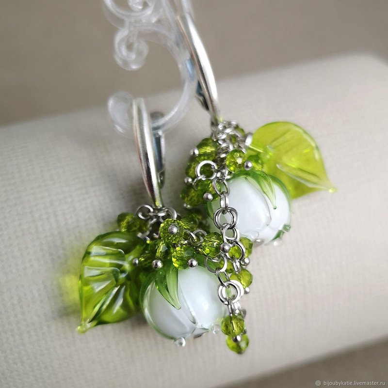Birth Flower Earring, May Birth Earrings, White Glass Flower Earrings - 耳環/耳夾/耳骨夾 - 玻璃 白色