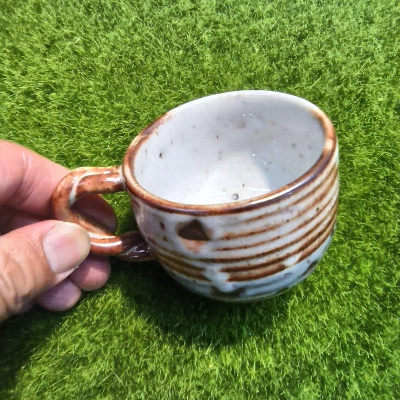 Coffee cup firing in Shino glaze gas kiln - แก้วมัค/แก้วกาแฟ - ดินเผา สีนำ้ตาล