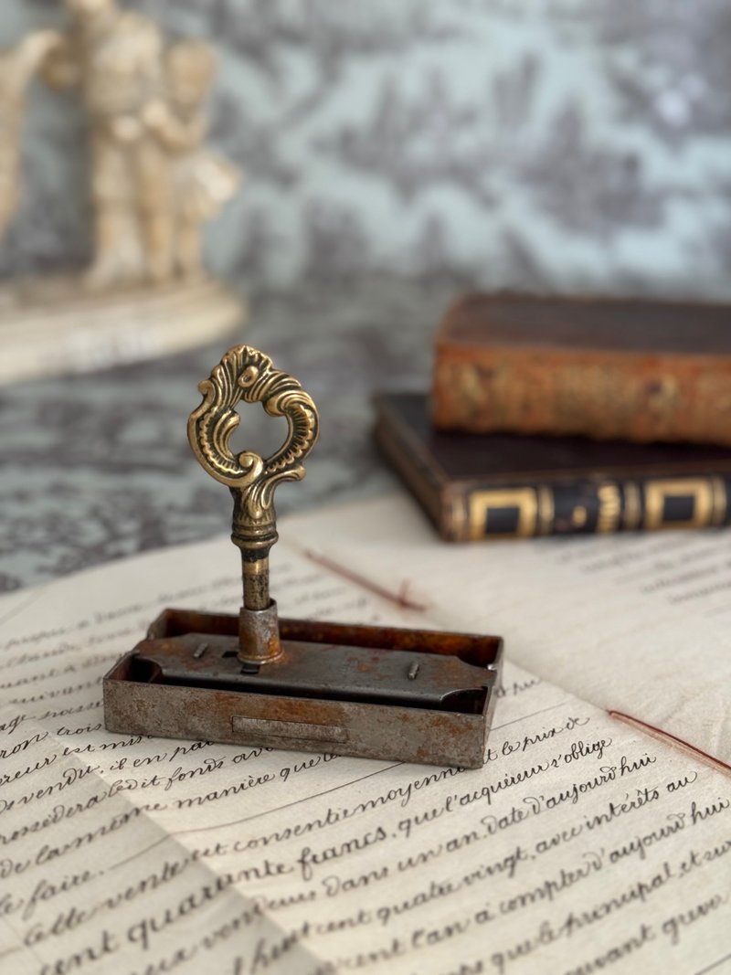 40810-Antique French Mechanical Lock with Ornate Key - อื่นๆ - โลหะ 