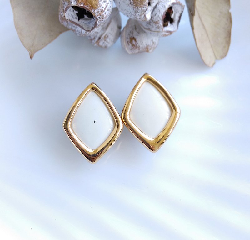 【西洋古董飾品 】MONET 簡約 白琺瑯 夾式耳環 - Earrings & Clip-ons - Other Materials Gold