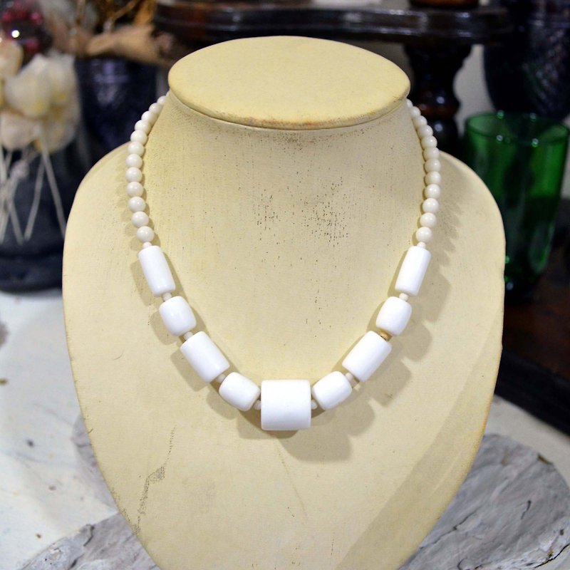 White Resin Square Round Bead Necklace Noble and Elegant Japanese Second-hand Medieval Jewelry Vintage
