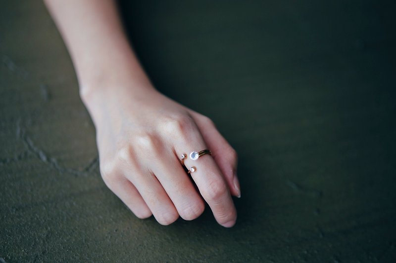 COR-DATE / minimalist / white diamond spiral ring