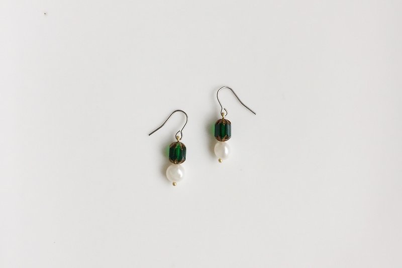 EMERALD 珍珠造型耳環 - 耳環/耳夾 - 玻璃 綠色