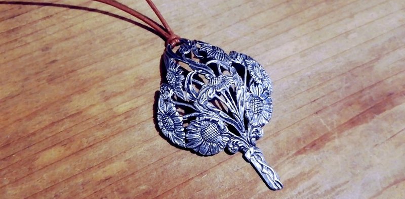 ひまわりのブーケ。アンティークシルバーケーキサーバーのリメイクブローチネックレス_0618 ヴィンテージ - 項鍊 - 銀 銀色