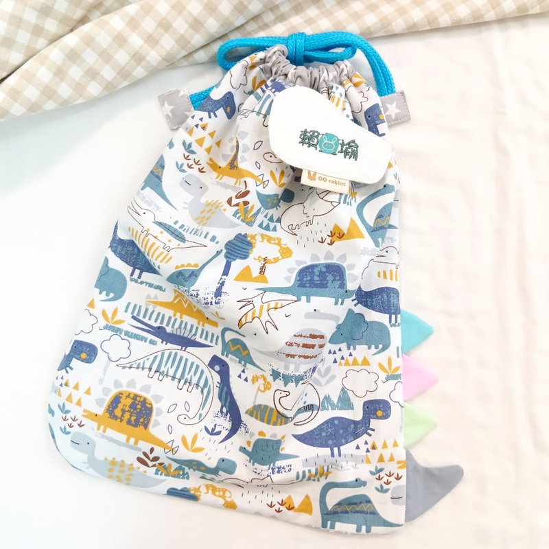 Comes with name tag. They are all dinosaurs - 12 models. Dorsal fin tail shaped drawstring pocket diaper bag clothing bag - กระเป๋าคุณแม่ - ผ้าฝ้าย/ผ้าลินิน สีน้ำเงิน