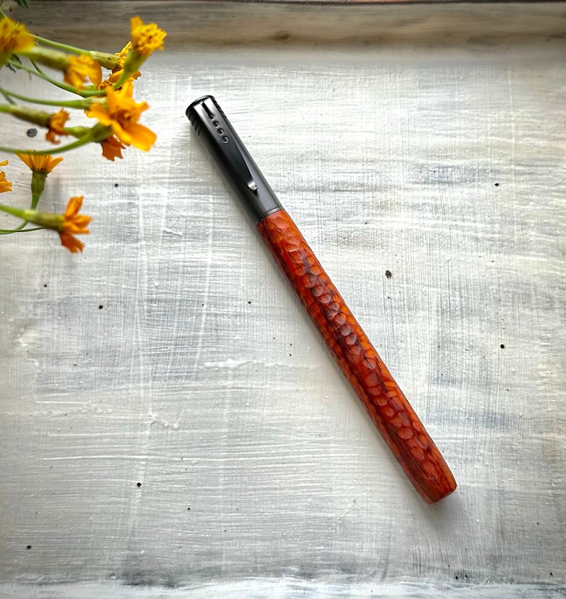 Dimpled Dalbergia fountain pen (F nib) - ปากกาหมึกซึม - ไม้ 