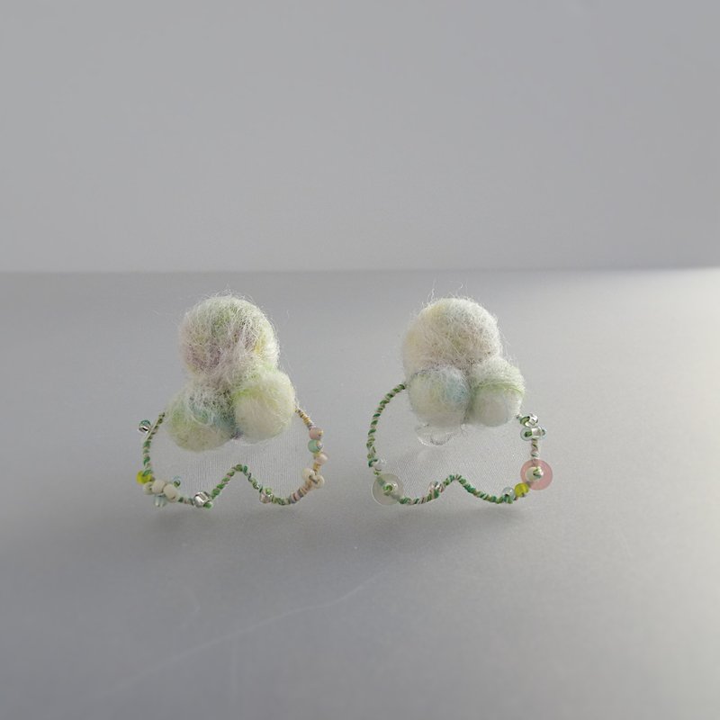 Clipped earrings    wool and organdy earrings - ต่างหู - งานปัก สีเขียว