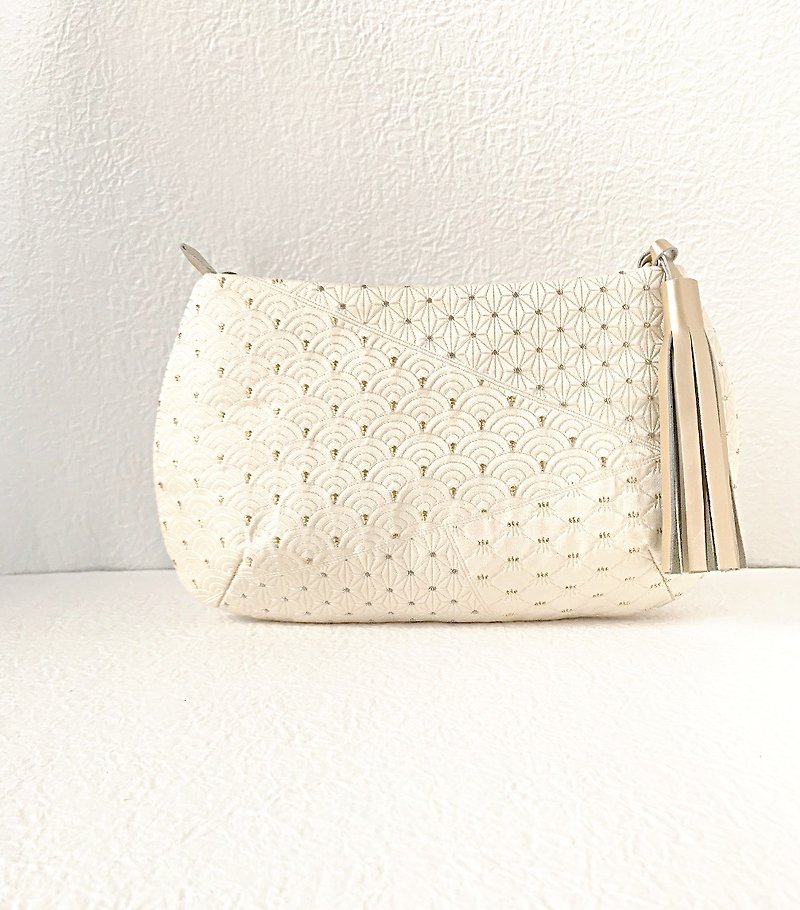 Classic pattern handbag - กระเป๋าถือ - ผ้าไหม ขาว