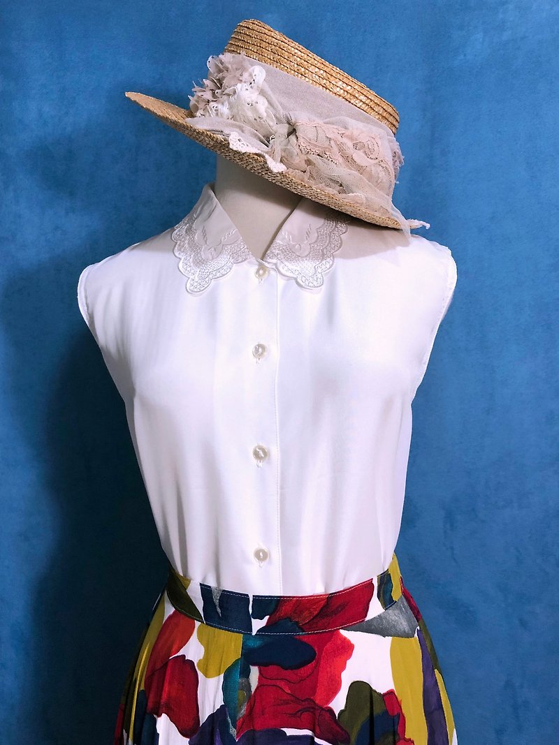 Sleeveless vintage shirt with embroidered collar / bring back VINTAGE abroad - เสื้อเชิ้ตผู้หญิง - เส้นใยสังเคราะห์ ขาว