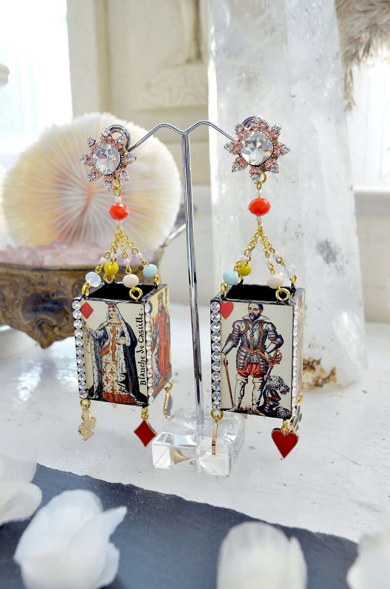 TIMBEE LO Wooden photo print vintage King and Queen Earring  sell for single one, NOT PAIR - ต่างหู - ไม้ หลากหลายสี