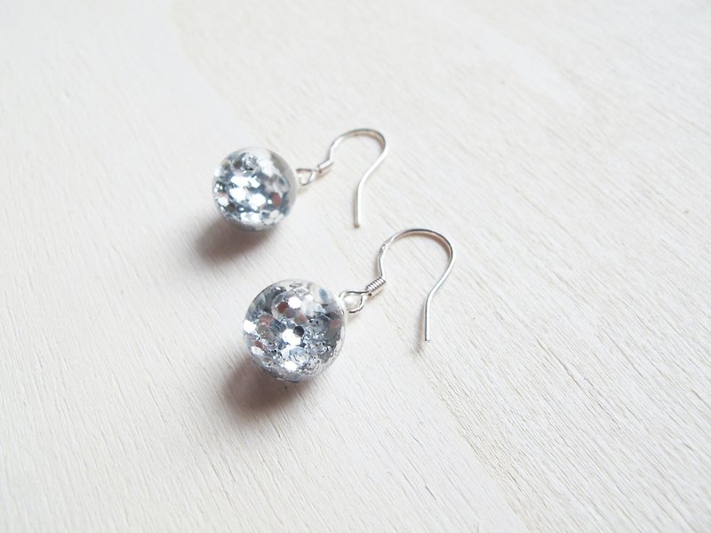 Rosy Garden Silver glitter with water inside glass ball earrings - Earrings & Clip-ons - Glass Silver