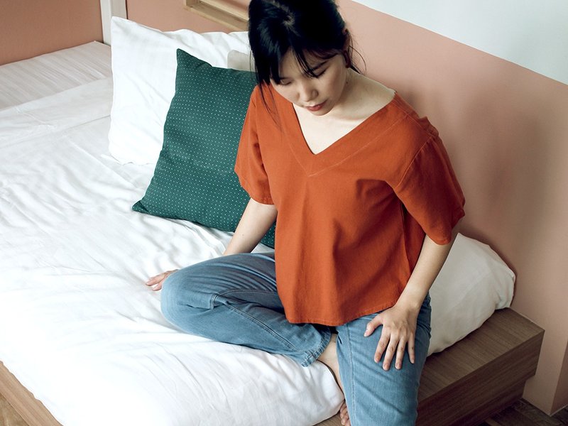 Mali : Brick Red V-Neck Relaxed Top - 女上衣/長袖上衣 - 棉．麻 紅色