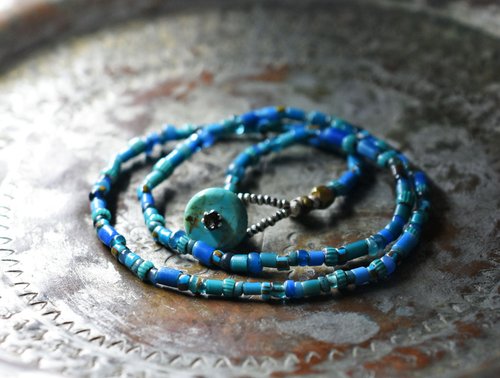 ホワイトハーツ、ターコイズ、シルバーのビーズネックレス 多彩ブルーアンティークホワイトハーツとシェブロンビーズの