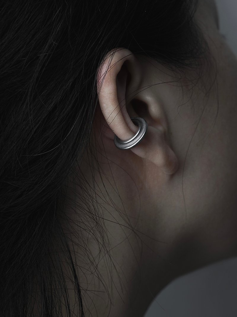 Framework Ear Cuff 鋼製耳扣_鋼色 - 耳環/耳夾 - 不鏽鋼 銀色