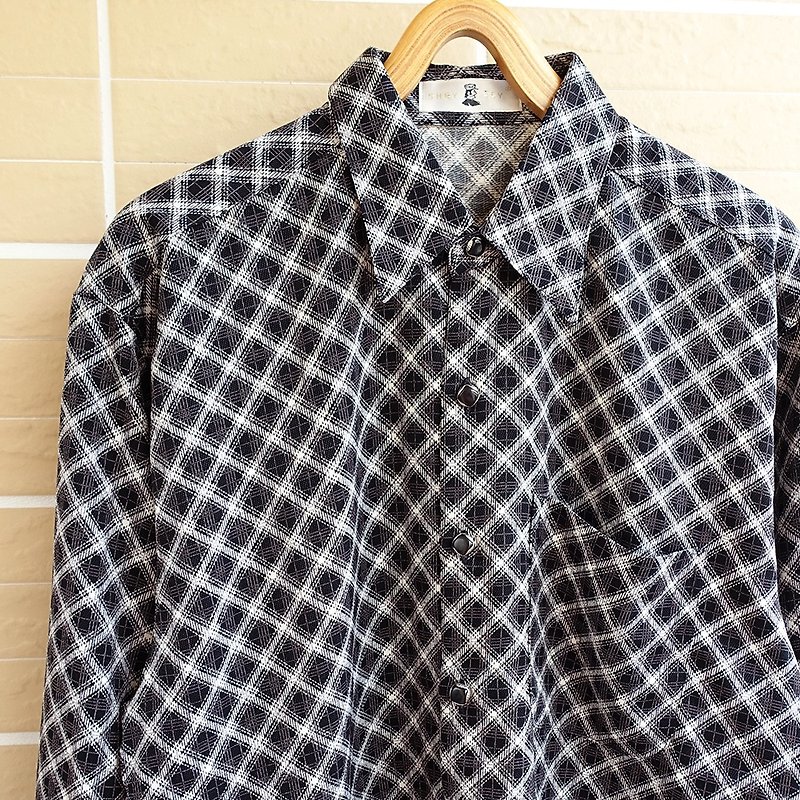 │Slowly │ black and white - ancient shirt │ vintage. Retro. - Men's Shirts - Polyester Multicolor