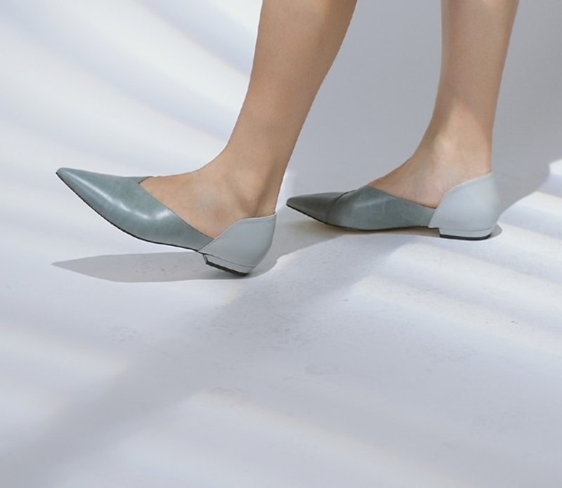 Angled design pointed leather flat shoes gray blue - รองเท้าหนังผู้หญิง - หนังแท้ สีน้ำเงิน