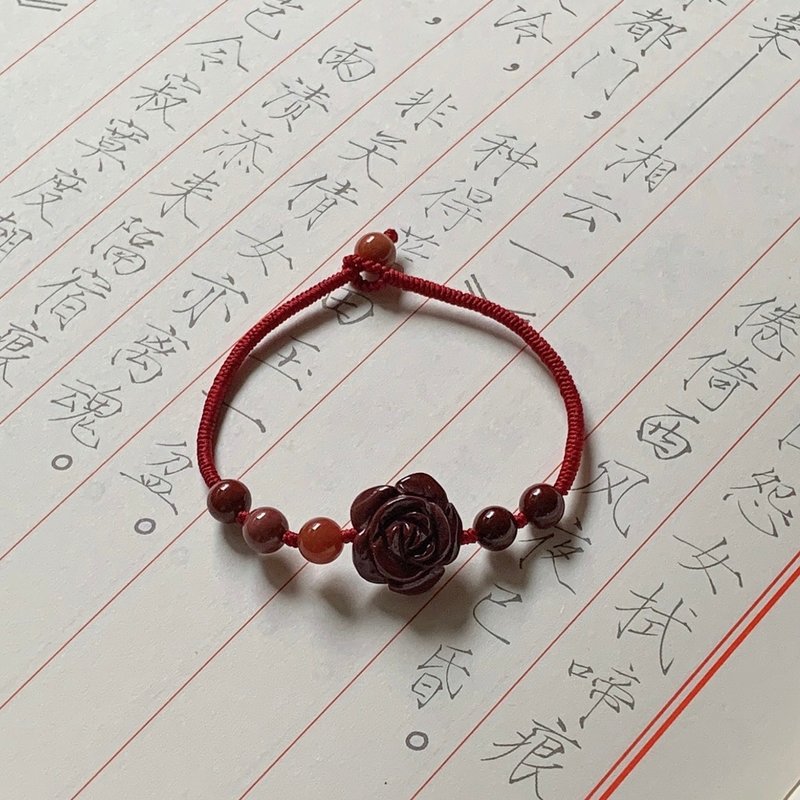 手作 玫紅與刺。天然阿拉善玉玫瑰花彫刻復古編織手繩 文藝手鏈 - 手鍊/手環 - 玉石 紅色