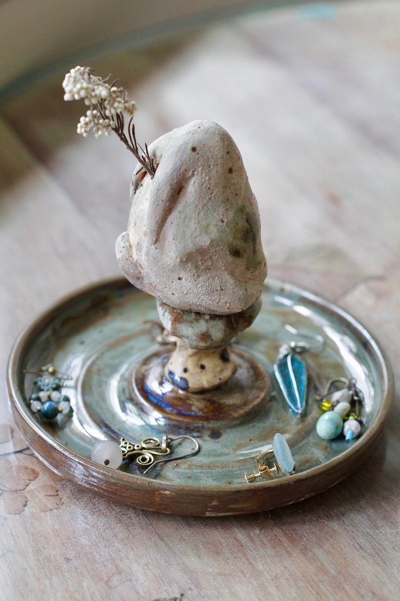 Hand-squeezed ceramic rabbit ornament plate - จานและถาด - ดินเผา ขาว