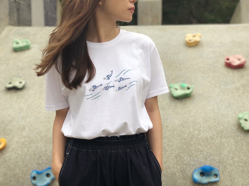 【咱的山水】溪流魚魚純棉T恤 - 女 T 恤 - 棉．麻 
