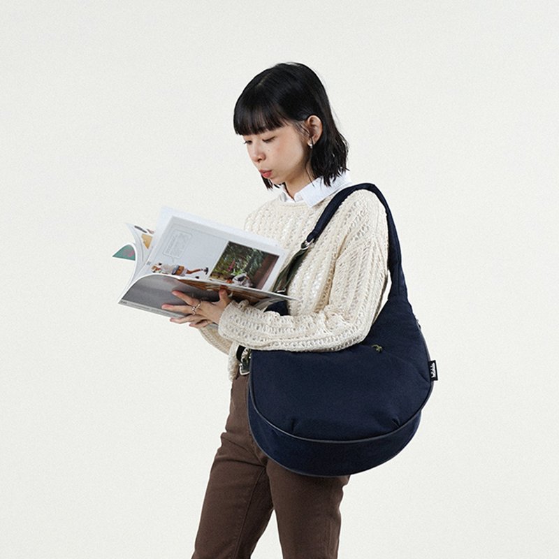 【FW25全新Wander系列】ZION 可擴展半月包 (莓果藍) - 側背包/斜背包 - 環保材質 藍色