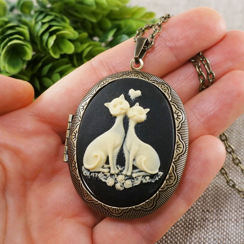Ivory on Black Cat Cats Cameo Brass Photo Locket Kitten Pendant Necklace Jewelry - 項鍊 - 其他材質 黑色
