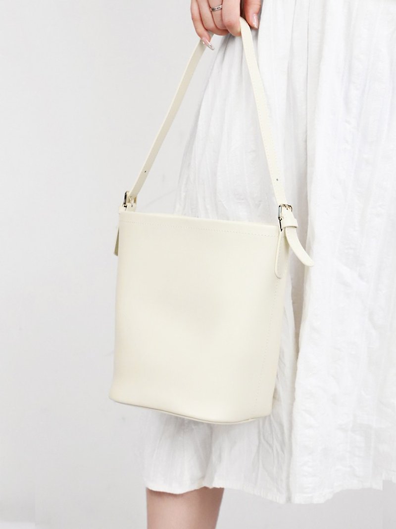 ショルダーバケットバッグ、持ち運べる斜めがけバッグ、シンプルな本革の2色展開 - ショルダーバッグ - 革 ホワイト