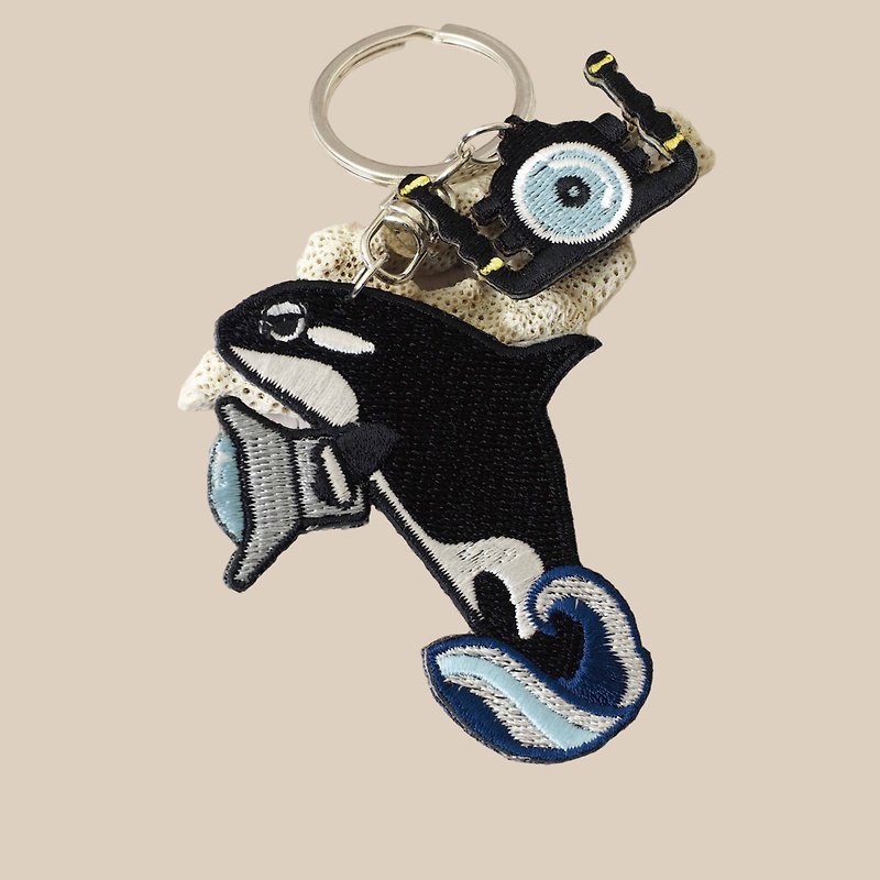 Orca潛水攝影師雙面刺繡鑰匙圈 - 鑰匙圈/鎖匙扣 - 繡線 