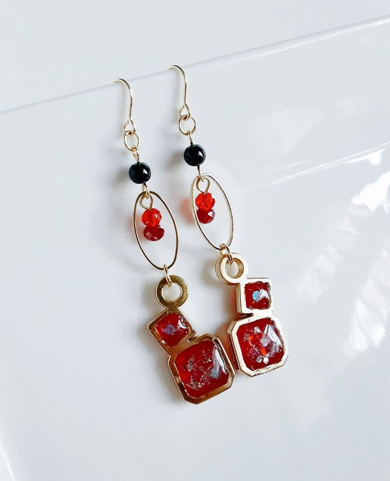 Stylish long earrings with oval hoops and bubble-shaped resin parts, adult red, adult-like gift, swinging design, can be changed to allergy-friendly earrings or Clip-On - ต่างหู - เรซิน สีแดง