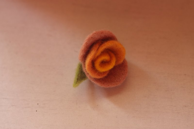 Plant dyeing rose brooch orange yellow gradient color turmeric + madder + betel nut customized products - เข็มกลัด - ขนแกะ สีส้ม