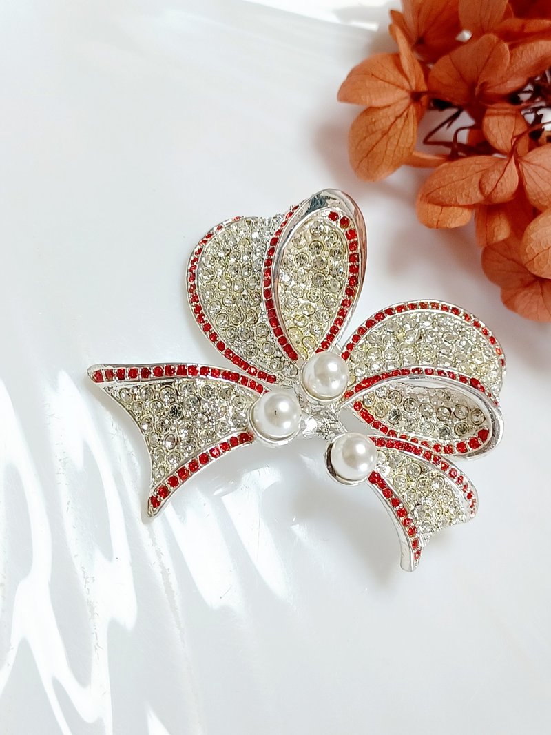 vintage jewelry silver rhinestone bow brooch - เข็มกลัด - โลหะ 